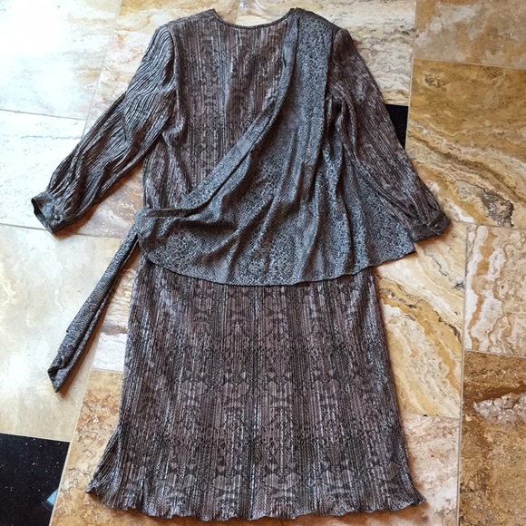 Mother of the Bride/modest V-neck pleated evening - Picture 5 of 8